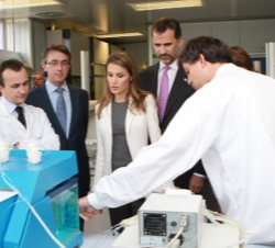 Don Felipe y Doña Letizia durante su visita al laboratorio de Genericos de Alta Especialización de CINFA